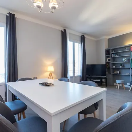 Great City View - 2 Bdr In A Quiet District *