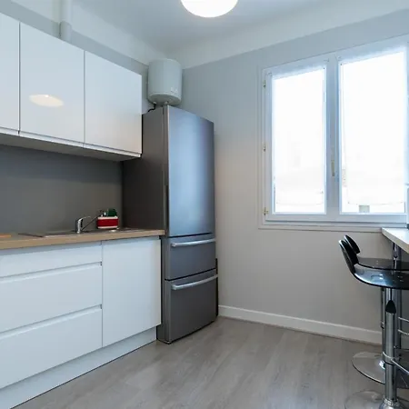 Great City View - 2 Bdr In A Quiet District Nice