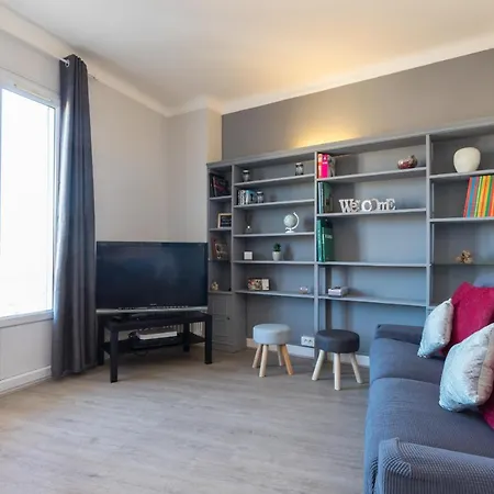 Great City View - 2 Bdr In A Quiet District Apartment *