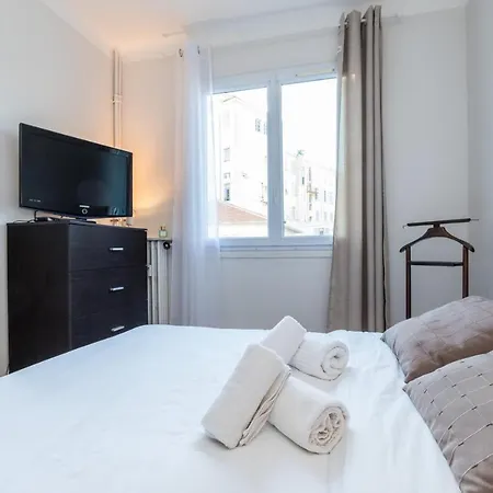 Great City View - 2 Bdr In A Quiet District Apartment